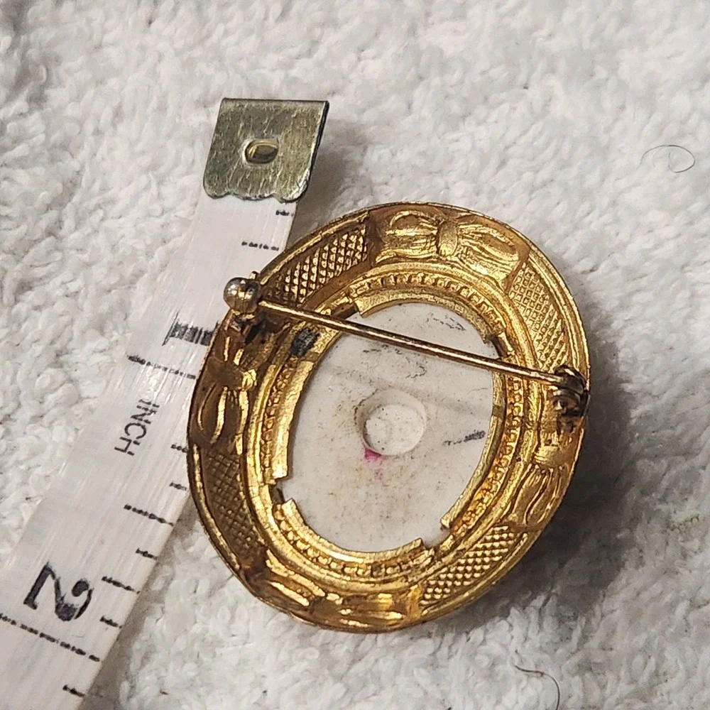Vintage Limoges Style Porcelain Cameo Brooch Gold Tone Romantic Scene Oval Pin